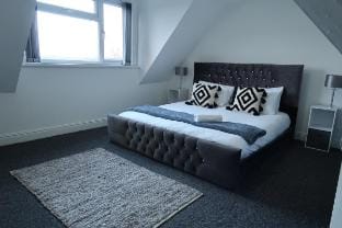 Two-Bedroom Apartment with Scenic Balcony View Vacation rental in Bradford