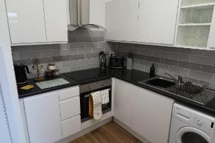 Two-Bedroom Apartment with Scenic Balcony View Vacation rental in Bradford