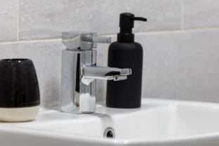 1.5 miles from City Centre, 85inch TV with Parking Apartment in Bradford