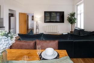 1.5 miles from City Centre, 85inch TV with Parking Apartment in Bradford