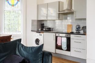 1.5 miles from City Centre, 85inch TV with Parking Apartment in Bradford