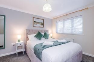 Kinship House | Stunning Home Vacation rental in Newcastle-under-Lyme