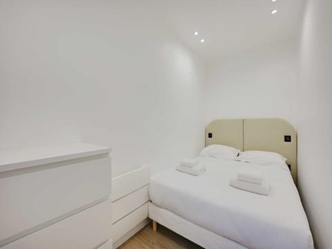 Modern apartment with terrace Apartment in Aubervilliers