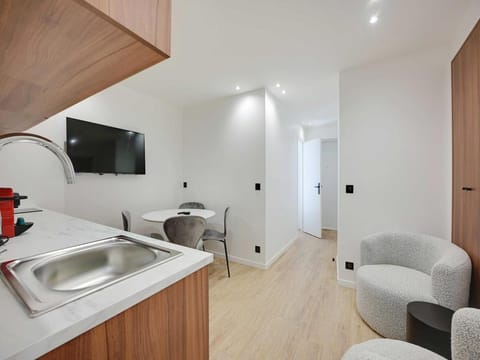 Modern apartment with terrace Apartment in Aubervilliers