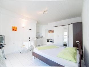 Studio apartment with terrace sea view Apartment in Split-Dalmatia County