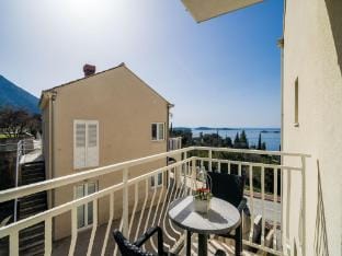 Villa Samba -  Luxury One-Bedroom Apartment with Balcony and Sea View Apartment in Plat