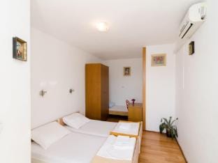 Guest House Misita - Triple Room with Balcony and Sea View Apartment in Dubrovnik