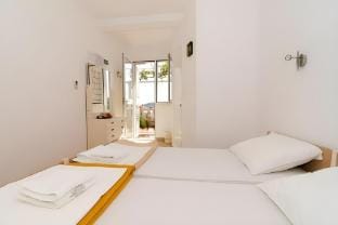Guest House Misita - Triple Room with Balcony and Sea View Apartment in Dubrovnik