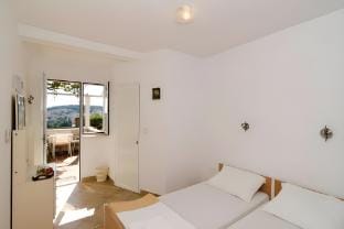 Guest House Misita - Triple Room with Balcony and Sea View Apartment in Dubrovnik