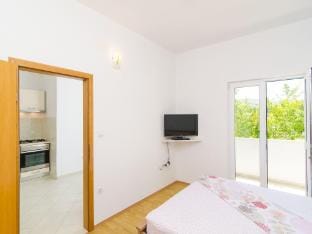 Apartments  Rooms Barisic - Studio Apartment with Balcony and Garden View First Floor-APT 9 Apartment in Srebreno