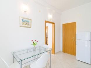 Apartments  Rooms Barisic - Studio Apartment with Balcony and Garden View First Floor-APT 9 Apartment in Srebreno