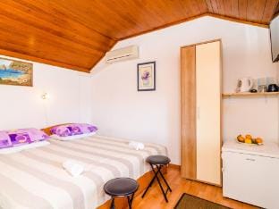 Apartments  Rooms Mihajica- Standard Double or Twin Room with Balcony and Sea View Apartment in Cavtat