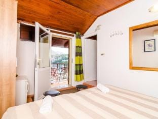 Apartments  Rooms Mihajica- Standard Double or Twin Room with Balcony and Sea View Apartment in Cavtat