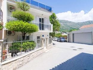 Apartments  Rooms Barisic-Comfort One Bedroom Apartment with Balcony and Garden View Apt Preko-5 Apartment in Srebreno