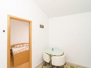 Apartments  Rooms Barisic-Comfort One Bedroom Apartment with Balcony and Garden View Apt Preko-5 Apartment in Srebreno
