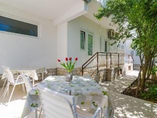 Apartments  Rooms Barisic - Superior Studio Apartment with Balcony and Garden View G2-7 Apartment in Srebreno