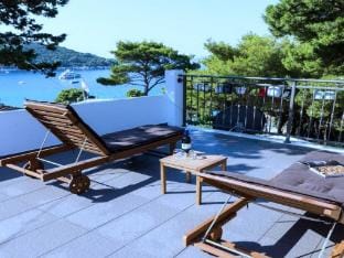 Apartments Ammos - One Bedroom Apartment with Shared Terrace and Sea View Mali Apartment in Korita, Mljet
