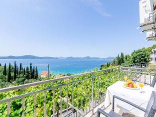 Apartments Cypress Sea Cove - Premium Studio Apartment with Balcony and Sea View A2 Apartment in Dubrovnik-Neretva County