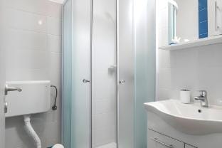 Apartments  Rooms Sunshine Home - Twin Room  Blue Apartment in Dubrovnik-Neretva County