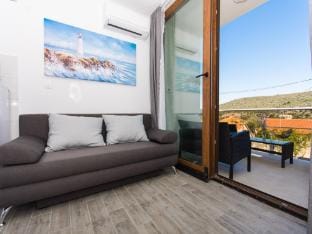 Villa LA - Comfort One-Bedroom Apartment with Terrace and Sea View Apartment in Split-Dalmatia County