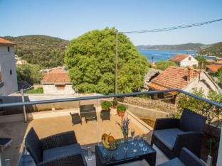 Villa LA - Comfort One-Bedroom Apartment with Terrace and Sea View Apartment in Split-Dalmatia County