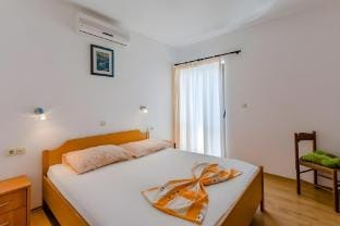 Villa Kosa with balcony and sea view Apartment in Brela