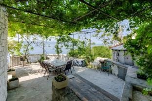 Villa Kosa with balcony and sea view Apartment in Brela