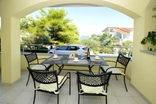 Apartments Villa Moonlight - Two Bedroom Apartment with Sea View TerraceFamily Apartment in Okrug Gornji