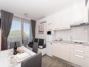 Villa LA-Comfort One Bedroom Apartment with Sea View Terrace 3 Apartment in Split-Dalmatia County