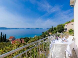Apartments Cypress Sea Cove - Comfort Studio Apartment with Balcony and Sea View A1 Apartment in Dubrovnik-Neretva County