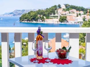 Apartments  Rooms Mara  Petrunjela - Studio Apartment with Balcony and Sea View Apartment in Cavtat