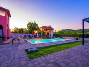 Holiday Home Marinela - Four Bedroom Holiday Home with Swimming Pool Vacation rental in Tisno