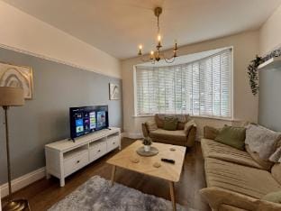 Stylish 3-bed home in Prestwich with free parking Vacation rental in Prestwich