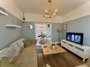 Stylish 3-bed home in Prestwich with free parking Vacation rental in Prestwich