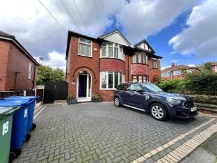 Stylish 3-bed home in Prestwich with free parking Vacation rental in Prestwich