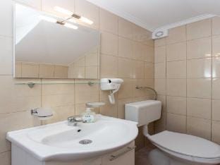 Apartments Djurkovic - Deluxe One-Bedroom Apartment with Balcony and Garden View Apartment in Srebreno