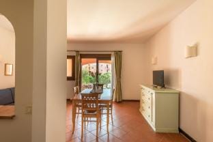 Charming Small Villa 4VIN Bella villetta Sleeps 4 with pool Apartment in Sardinia