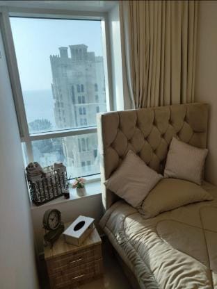 Single cozy bedroom with sea view window Apartment in Ajman
