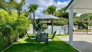 Khaolak House - Large 16 Meters Lap Swimming Pool Apartment in Khuekkhak