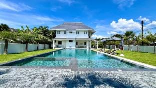 Khaolak House - Large 16 Meters Lap Swimming Pool Apartment in Khuekkhak