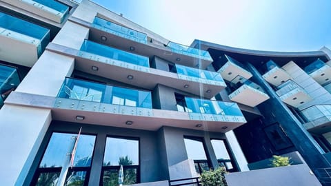 OYO HOME 1364 Fully Furnished Studio Apartments Jvc Bed and Breakfast in Al Sharjah