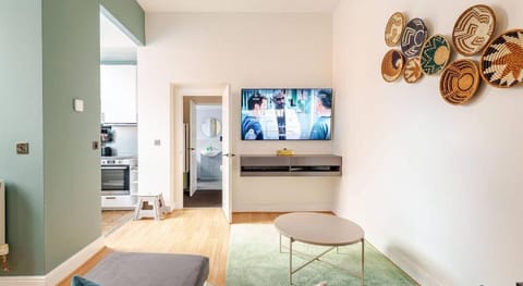 Stylish flat in central location with free parking Apartment in Swindon