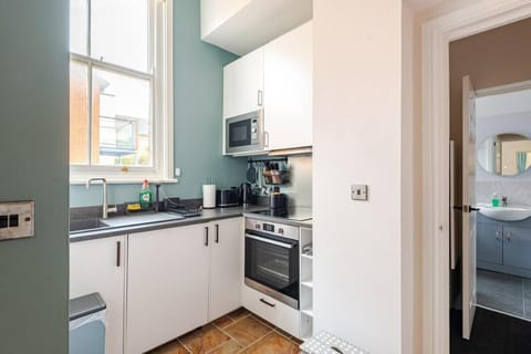 Stylish flat in central location with free parking Apartment in Swindon