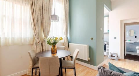 Stylish flat in central location with free parking Apartment in Swindon