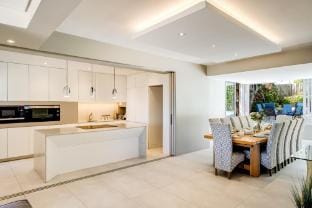 Spacious Holiday Villa w Private Pool and Garden S Villa in Camps Bay