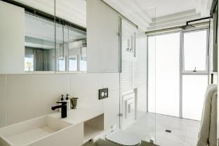 Spacious Holiday Villa w Private Pool and Garden S Villa in Camps Bay