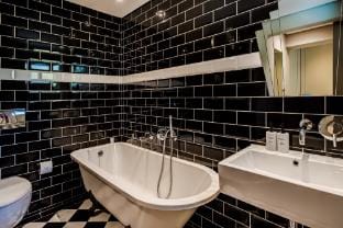 Spacious Holiday Villa w Private Pool and Garden S Villa in Camps Bay