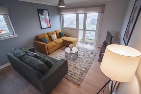 2 BDR Flat At Caledonia Luxe Stays Short Lets & Serviced Accommodation Glasgow Apartment in East Kilbride