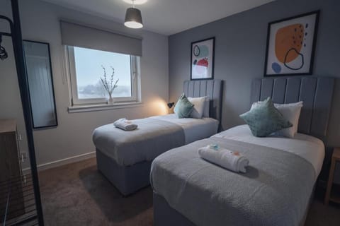 2 BDR Flat At Caledonia Luxe Stays Short Lets & Serviced Accommodation Glasgow Apartment in East Kilbride