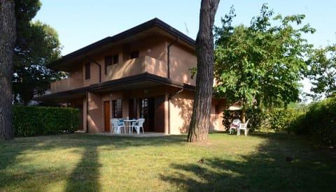 Stylish villa with private garden in a quiet area by Beahost Rentals Hotel in Bibione